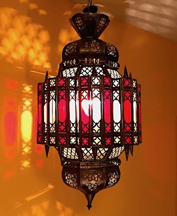 Moroccan lamp in brass and ruby glass